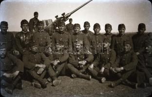 cca 1941 9+1db II. világháborús mozgalmas katonai fotó negatív. 9x6 cm