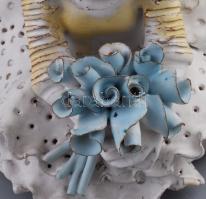 Kovács Éva (1938-): Kislány virágcsokorral. Jelzett, sérült, m: 22 cm