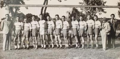 cca 1946-49 futball fotók, össz. 7 db, közte az Elektromos csapata 1948 Egyiptomban, fotó a Kairó vá...