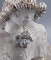 Kovács Éva (1938-): Nagyméretű kislány virágcsokorral. Jelzett, sérülésekkel, m: 46 cm /// KIZÁRÓLAG...