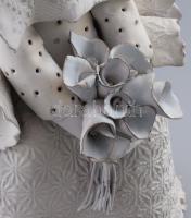 Kovács Éva (1938-): Nagyméretű kislány virágcsokorral. Jelzett, sérülésekkel, m: 46 cm /// KIZÁRÓLAG...