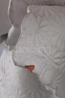 Kovács Éva (1938-): Nagyméretű kislány virágcsokorral. Jelzett, sérülésekkel, m: 46 cm /// KIZÁRÓLAG...