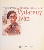 Kincses Károly: Vydareny Iván. A fotográfus, építész, festő. A magyar fotográfia történetéből 18. Vydareny Iván unokája által DEDIKÁLT! H.n., 2000, Magyar Fotográfiai Múzeum. Számos fekete-fehér fotóval illusztrálva. Kiadói papírkötés.