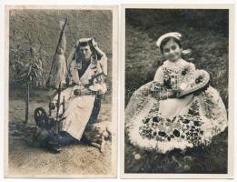 11 db RÉGI népviseletes motívum képeslap / 11 pre-1945 folklore motive postcards