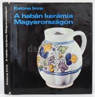 Katona Imre: A habán kerámia Magyarországon. Bp., 1976, Képzőművészeti Alap. Második, javított és bővített kiadás. Fekete-fehér és színes fotókkal illusztrálva. Kiadói egészvászon-kötés, minimálisan sérült kiadói papír védőborítóban.