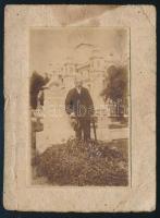 cca 1910-1915 Nagyszeben (Sibiu/Hermannstadt) Steiger Adalbert köztemető gondnok fotója a köztemetőben, (A. Steiger Friedhof Verwalter Sibiu), fotó kartonon, foltos kartonnal, a hátoldalán feliratozva, 8x5 cm.   cca 1910-1915 Sibiu (Hermannstadt/Nagyszeben), portrait photo of Adalbert Steiger, the cemetery manager of Sibiu, photo on board, spotty, with notices on the back, 8x5 cm