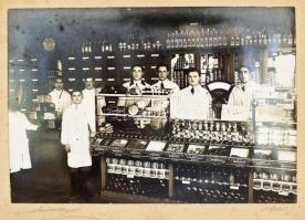 1930 Kecskemét, Kun Sámuel liszt-, fűszer- csemege üzletének bejáratának fotója, előtte az ott dolgo...