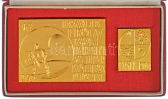 1970. "67. Országos Mezőgazdasági és Élelmiszeripari Kiállítás, Budapest" aranyozott Al díjplakett tokban, miniatűr aranyozott bronz plakettel (60x79mm, 30x40mm) T:UNC,AU