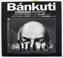 Bánkuti András: Emberek a szovjet világban és az orosz világban. / People in the Soviet World and in the Russian World. Tatyjana Tolsztaja előszavával. (Bp., 2007), Magyar Újságírók Országos Szövetsége. Fekete-fehér és színes fotókkal illusztrálva. Magyar és angol nyelven. Kiadói papírkötés.