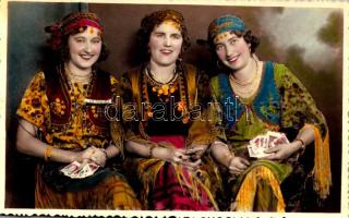 Magyar színésznők cigánylány jelmezben tarot kártyával / Hungarian actresses in Gypsy costume with tarot card. photo