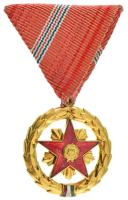 1957. "Szocialista Munkáért Érdemérem" zománcozott fém kitüntetés mellszalagon T:AU NMK 604.