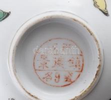 Kínai figurákkal díszített szakés csésze, jelzett, d: 9 cm, m: 5 cm