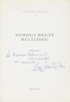 Nagy Domokos Imre: Fejezetek az iharosi-iharosberényi uradalmak vadászattörténetéből. (Dedikált!) Somogy megye múltjából - Levéltári évkönyv 26. (Különlenyomat). Kaposvár, 1995, magánkiadás, 97-140 p. Kiadói tűzött papírkötés, a gerincen minimális sérüléssel. A szerző által dedikált példány.