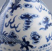"Bleu de Hue" porcelán boros palack. Vietnám, cca 19. sz., kétkarakteres Nei Fu jelzés. A ...