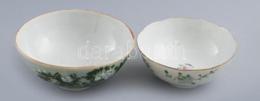 2 darab kínai bowl. cca 1950, kangxi és famille rose típusú festésekkel, jelzett, egyik darabon repedéssel. Egyik darabon kínai aukciós? címke. d: 14-16 cm