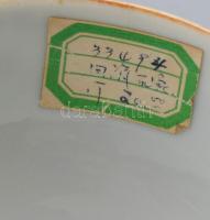 2 darab kínai bowl. cca 1950, kangxi és famille rose típusú festésekkel, jelzett, egyik darabon repe...