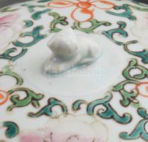 Antik kínai háromrészes porcelán ételhordó, festett növényi- és állatmintákkal, alsó rész jelzett. L...