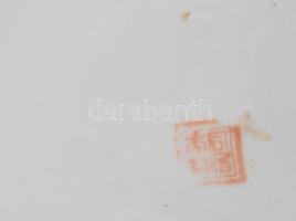 Antik kínai háromrészes porcelán ételhordó, festett növényi- és állatmintákkal, alsó rész jelzett. L...