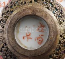 Famille rose díszítésű 6 darab csésze, klasszikus kínai stílusú szerelékben és alátéttel, jelzett, d...