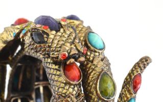 Fém kígyós karkötő színes kövekkel