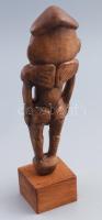Kerámia afrikai szobor, engóbozott, fa talapzaton, m: 18,5 cm