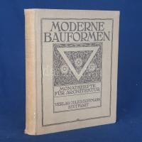 Moderne Bauformen. Monatshefte für Architektur und Raumkunst. Herausgegeben von Julius Hoffmann. XXVI. Jahrgang. [Teljes évfolyam, egybekötve.] (1927) Stuttgart, 1927. Verlag Julius Hoffmann (Druck der Hoffmanschen Buchdruckerei Felix Krais). X + [2] + 500 p. + 48 t. (színes). Julius Hoffmann modernista építészeti, belsőépítészeti, urbanisztikai és iparművészeti képes havi folyóirata 1902-1944 között jelent meg, oldalszámozáson belül rövidebb építészeti cikkekkel és igen gazdag fotóanyaggal. 1927. évi lapszámaink döntően a Bauhaus irányzatába sorolható megvalósított és megvalósításra váró terveket közöl, számos esetben alaprajzzal kiegészítve. A képanyag tekintélyes hányada épület-enteriőröket: lépcsőházakat, szalonokat, tágas, nap járta irodabelsőket, tárgyalókat, lakásbelsőket jelenít meg, időről időre városközpont-tervekkel, ipari és szórakoztatóipari tervekkel kiegészítve. Évfolyamunk első lapszámaiban elidőz a kortárs német családiház-építészeten példáin is: e magán célra létesült épületek még őrzik a korábbi eklektikusságot, ám a későbbi lapszámok moszkvai sorházai és irodaházai, és bécsi városi villái már telivér modernista tervek. A színes táblákon többségében tágas, világos modernista belsőépítészeti tervek, lakásbelsők, enteriőrök. Hosszabb cikk méltatja Dominikus Böhm modernista templomépítészetét, a Bischofsheimben található Christkönig-templomot, letisztult formáival, és hosszabb, urbanisztikai részletekbe torkolló írás méltatja Amszterdam modernista építészetét, egy újabb cikk pedig a modernizmus iránt elkötelezett Moszkva épületterveiből válogat. Példányunk fűzése a májusi és júniusi számok között meggyengült, egy levélen kisebb szakadásnyom. Aranyozott, enyhén sérült gerincű, illusztrált kiadói egészvászon kötésben. Jó példány.