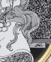 Hollóházi Szász Endre által tervezett dekorral díszített porcelán tányér. Matricás, jelzett, 21 kará...