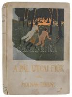 Molnár Ferenc: A Pál-utcai fiúk. Regény kis diákok számára. Bp., é.n. [1907?], Franklin-Társulat, 242 p.+ 8 t. Szövegközti és egészoldalas, fekete-fehér illusztrációkkal. Kiadói aranyozott, festett egészvászon-kötés, kissé foltos, kopottas borítóval, kissé sérült, deformált gerinccel, helyenként kissé foltos lapokkal, sérült, részben szétvált fűzéssel, egy kijáró képtáblával. Az előzéklapon, ill. a címlapon tulajdonosi névbejegyzésekkel, bélyegzőkkel: ,,Hodorovits Tibor, 1914-15, Nagykarácsony, ill. ,,Hetés György.