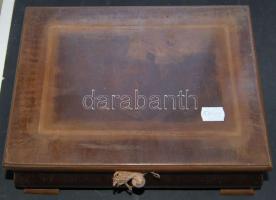 Dekoratív bélelt faláda kis kulccsal, zsanérja szerelésre szorul de jó állapotban (méretei: 28 x 21 ...