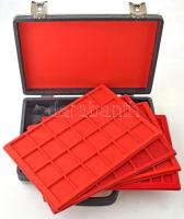 Érmetartó bőrönd, benne 4db érmetartó tálcával, ezek közül három darab 24 férőhelyes és egy darab 77...