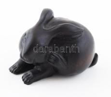 Japán netsuke - vakarózó nyúl. Faragott, pácolt egzóta fa, felfűző lyukpárral, jelzett, h: 5,5 cm