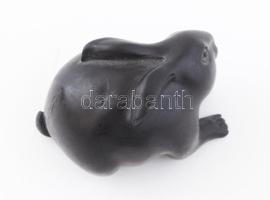 Japán netsuke - vakarózó nyúl. Faragott, pácolt egzóta fa, felfűző lyukpárral, jelzett, h: 5,5 cm