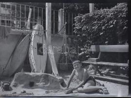 1944-1951 Vegyes fotónegatív tétel, kb. 50-60 db, családi fotók, életképek, nagyrészt az 1944. évből...