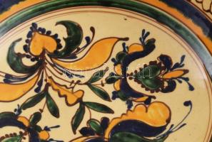 Szabó Kinga: Hódmezővásárhelyi dísztál, mázas kerámia, jelzett, alján kis lepattanással, d: 29 cm, m...