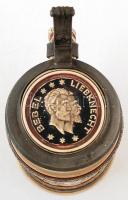 Német kerámia söröskorsó ón tetővel, idealizált képpel, tetőn Babel Liebknecht képmásával, oldalt &q...