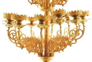 Nagyméretű templomi sokágú aranyszínű gyertyatartó, 1 elvált darabbal, újrafestett, kétfelé szedhető...