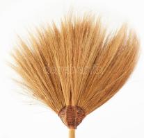 Afrikai készítésű seprű, h: 95 cm