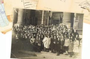 cca 1870-1880 Vegyes okmánybélyeges iratok, kb 20 db, nagyobb címletekkel, + 1 db fotó