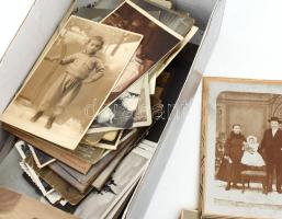 Egy cipősdoboznyi régi fotó vizitkártyák, családi képek, stb vegyes állapotban