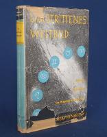 Henseling, Robert:  Umstrittenes Weltbild. Astrologie. Welteislehre. Um Erdgestalt und Weltmitte. [Lipcse] Leipzig, 1939. Philipp Reclam Verlag (Reclam-Druck). 327 + [3] p. + 8 t. (kétoldalas). Első kiadás. Robert Henseling (1883-1964) német csillagász, csillagászati író, a Stuttgarti Obszervatórium és több csillagászati folyóirat alapítója, az amatőr csillagászat nemzetközileg is számottevő népszerűsítője. Unstrittenes Weltbild (Ellentmondásos világkép) címen kiadott, számos szövegközti illusztrációval kísért kultúrtörténeti összefoglalójában áttekinti az asztrológia és horoszkóp-készítés emlékezetes tudománytörténetét, a munka végén pedig vitába száll a nemzetiszocialisták által felkarolt ezoterikus csillagászati elmélettel, a világjég-elmélettel. Köteteit továbbra is kiadhatta, ám ismeretterjesztő előadások tartására ebben a Hitler-érában nem kapott engedélyt. Aranyozott kiadói egészvászon kötésben, színes, illusztrált, enyhén hiányos, verzóján javított kiadói védőborítóban. Jó példány.