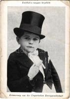 Emlékül a magyar törpéktől. Cigarettázó cirkuszi mutatványos / Erinnerung von der Ungarischen Zwerggesellschaft / Hungarian dwarf circus acrobat smoking a cigarette (fa)