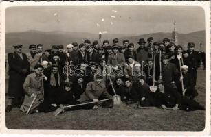 Lippa, Lipova (?); munkások ásókkal / workers with spades. Steinitzer photo (fl)