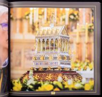 Botár Gergely: Isten, áldd meg a magyart! - Ferenc pápa apostoli látogatása Bp., 2023. Egy a termész...