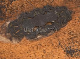 cca 19. sz második fele, Segélygyűjtő díszdoboz. Díszes faragással, 1-2 díszelem hiánnyal, kulccsal,...