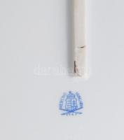 Herendi Viktória mintás kétfüles kínálótálca. 1943. Plasztikus rózsa díszítményekkel, 2 szirmon sérü...