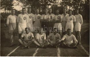 1919-1920 Krasznaja Recska, Rjecska, Krasnaia- Rjetschka (Habarovszk, Khabarovsk); Az ekkor már amerikai fennhatóság alatt álló hadifogoly tábor Sport und Turnverein atlétái. Fotólap 14x9 cm Hátoldalán Stobbe Kálmán (1883-1936) építőmester, labdarúgó, a magyar válogatott edzője pecsétjével / Sport u. Turnverein athletes of the Japanese-Russian POW (prisoner of war) camp. photo