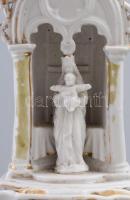 Asztali porcelán szenteltvíztartó. cca 1850, feltehetően francia, kis pattogzással, m: 21 cm