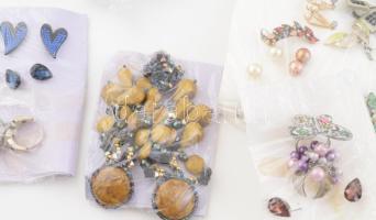 Doboznyi minőségi bizsu tétel, közte antik és ezüst (Ag) darabokkal