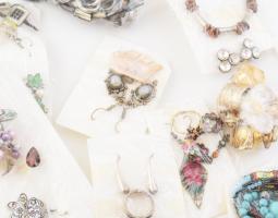 Doboznyi minőségi bizsu tétel, közte antik és ezüst (Ag) darabokkal