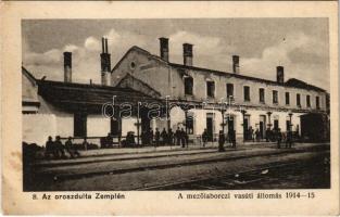 Mezőlaborc, Medzilaborce; lerombolt vasútállomás 1914-15. Az oroszdúlta Zemplén. Varga Bertalan kiadása / Bahnhof / destroyed railway station after the Russian attack (EK)